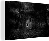 Canvas Schilderij Verlaten gebouw in een bos in de nacht - zwart wit - 60x40 cm - Wanddecoratie