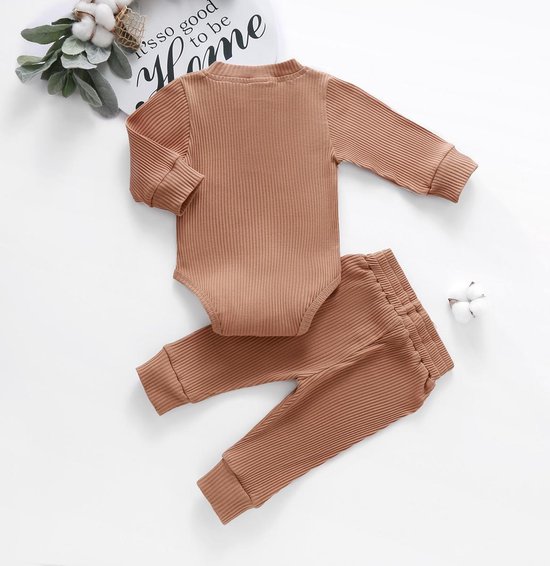 Bruine geribbelde romper met lange mouwen en bijpassende broek.