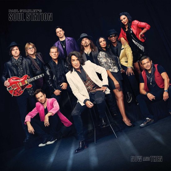 Paul Stanley's Soul Station band, met Paul Stanley in wit jasje en roze vest