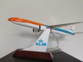 KLM-staart op houten voetstuk