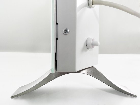 Zijprofiel van witte elektrische kachel met glazen voorkant, zilveren poot en witte kabel.