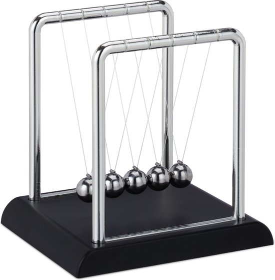 Un berceau de Newton argenté à 5 billes sur socle noir, debout.