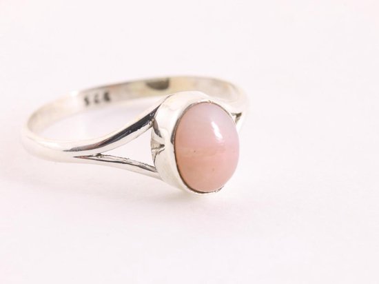 Fijne zilveren ring met roze opaal