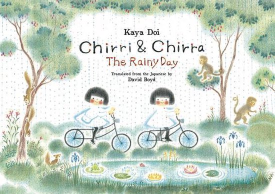 Boek "Chirri & Chirra, The Rainy Day" met illustratie van twee meisjes op fietsen, zingend in de regen, met apen en eekhoorns.