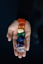 Chakra kristallenset | Chakrakaarten | Rode jaspis | Carneool | Citrien | Groene aventurijn | Sodaliet | Amethist | Bergkristal | Mediteren