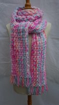 Gehaakte luchtige sjaal met franjes in gaatjespatroon in wit roze en blauwtinten handgemaakte sjaal
