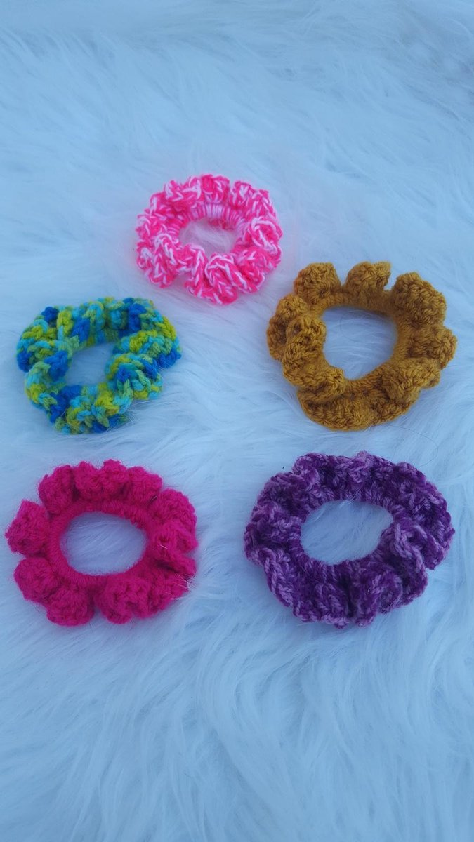 Set van 5 handgemaakte haarelastieken ( scrunchies ) in roze, okergeel, groen/blauw, roze/paars, neonroze gehaakt