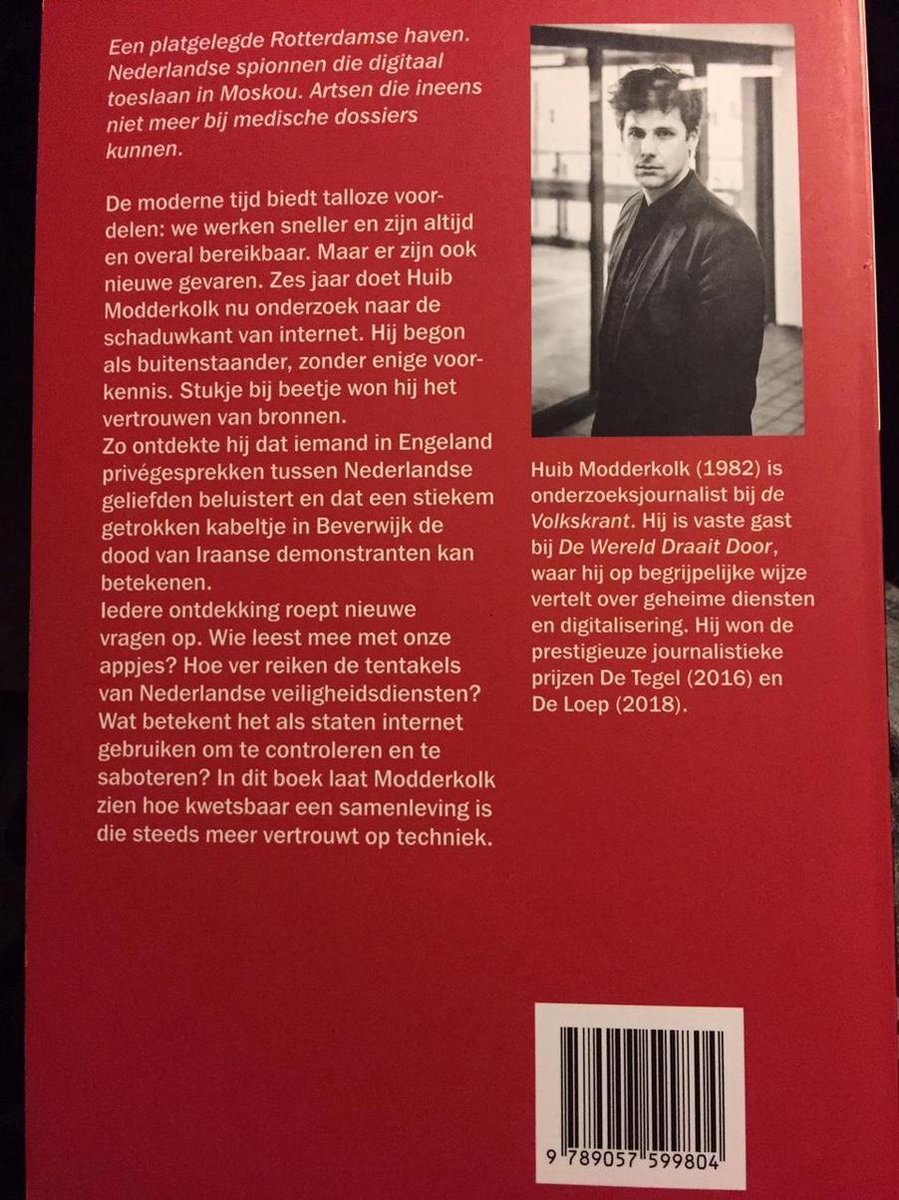 Dos de livre avec une photo noir et blanc de l'auteur Huib Modderkolk, avec du texte en néerlandais.