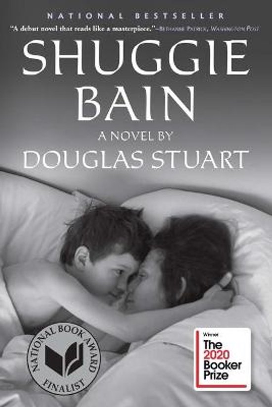 Boekomslag van Shuggie Bain, een roman van Douglas Stuart, met een zwart-witafbeelding van een moeder en kind in bed. Met prijzen 'National Book Award Finalist' en 'The 2020 Booker Prize'.