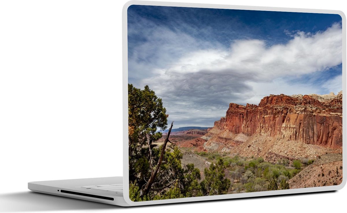 Afbeelding van product SleevesAndCases  Laptop sticker - 15.6 inch - Een blauwe lucht boven de rotsen in het nationaal Park Capitol Reef in Utah