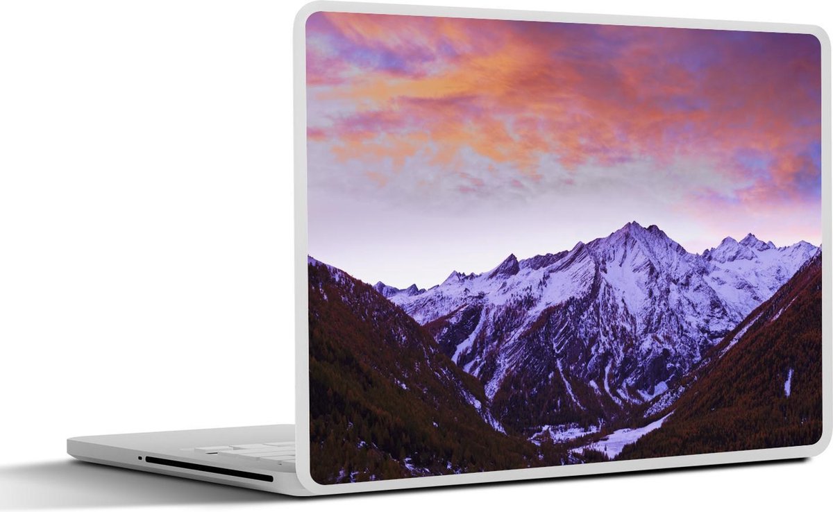 Afbeelding van product SleevesAndCases  Laptop sticker - 15.6 inch - Een paarse hemel boven een berglandschap in het Nationaal Park Gran Paradiso in Italië