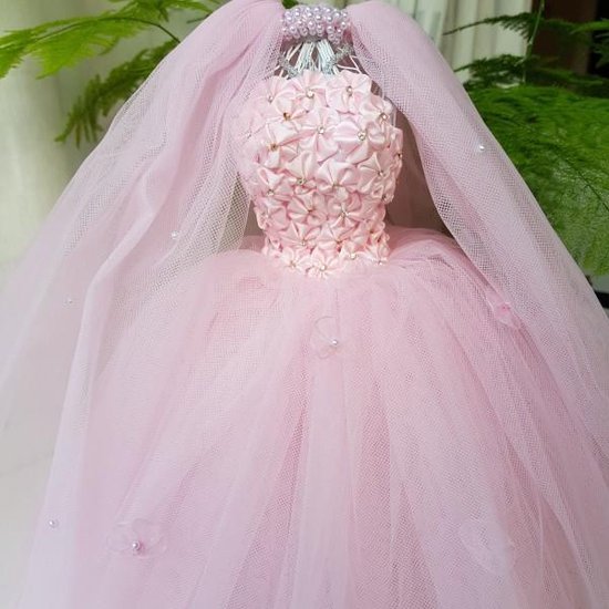 Decoratieve roze bruidsjurk op standaard - bruidsjapon - trouwjurk - bruid  - trouwen - pop | bol