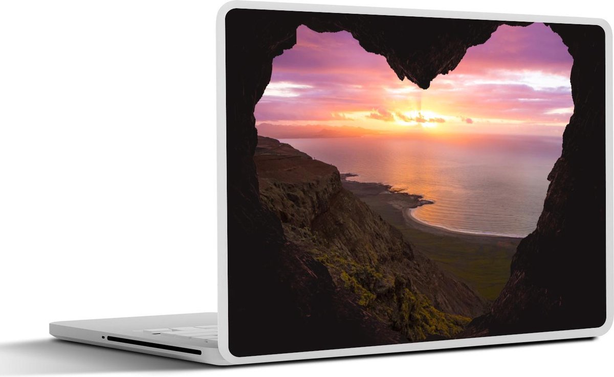 Afbeelding van product SleevesAndCases  Laptop sticker - 13.3 inch - Hartvormige opening van een grot uitkijkend over een zonsondergang op Lanzarote