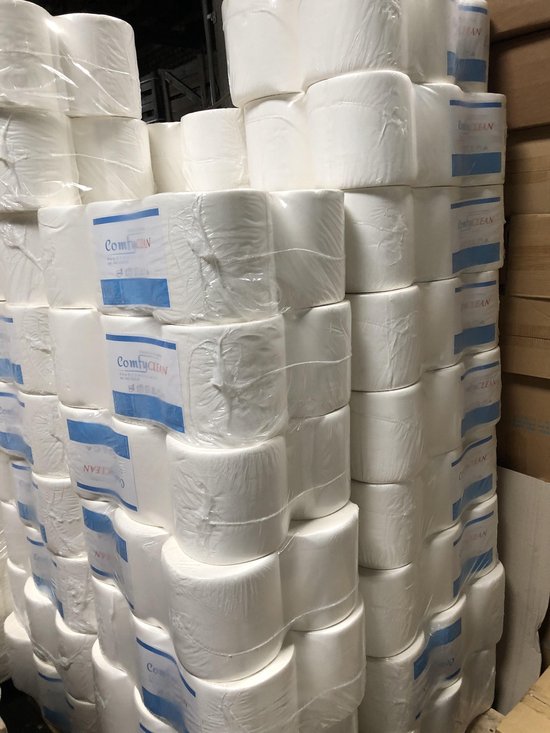 Pile de rouleaux de papier de nettoyage Comfy Midi, emballés individuellement dans du plastique.