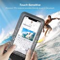 Handen gebruiken touchscreen van smartphone in waterdichte hoes, terwijl surfer op golf rijdt.