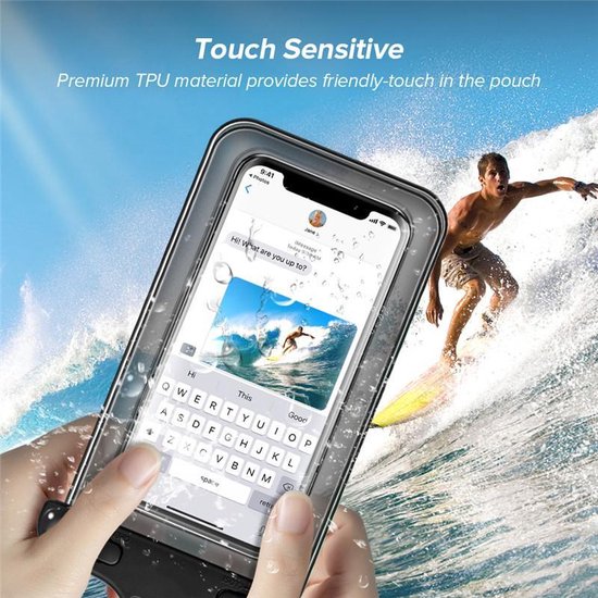 Handen gebruiken touchscreen van smartphone in waterdichte hoes, terwijl surfer op golf rijdt.