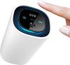 Een witte luchtreiniger met een blauw oplichtende ring, een digitaal display en een vingertop die hem bedient.