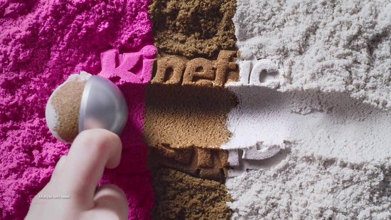 Kinetic Sand - Regenboogram Taartenwinkel - Met 680 Gram Geel Roze Blauw En Naar Vanille Geurend Wit Speelzand Met 10 Stuks Keukengerei En Accessoires 2