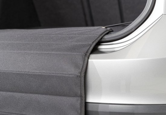 Zwarte bumperbeschermer met ribbels, bevestigd aan de kofferbakrand van een auto.