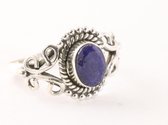 Fijne bewerkte zilveren ring met blauwe saffier - maat 15.5