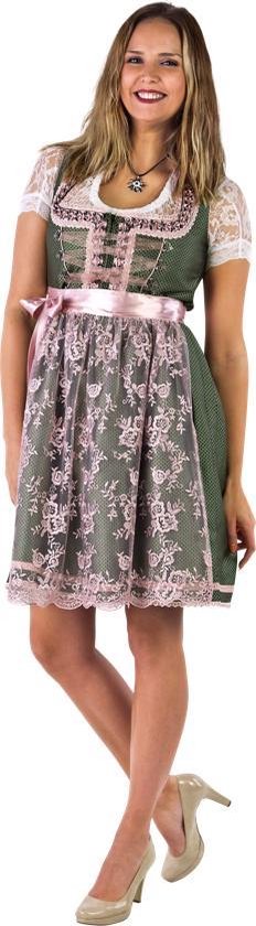 Model in een groene dirndl met roze kanten schort, witte kanten mouwen en een roze strik.