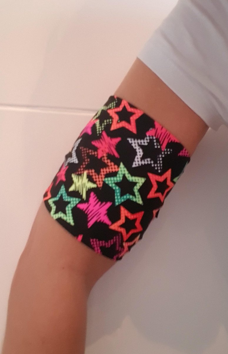 Goedkoopste lycra sensorband / armband zwart met neon sterren van 27/28 cm ter bescherming van de Omnipod of sensor ivm diabetes, geschikt om mee te zwemmen. Beschermt de sensor zoals de freestyle libre of de omnipod