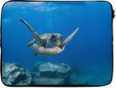 Laptophoes 15.6 inch - Een zwemmende groene schildpad in het blauwe water - Laptop sleeve - Binnenmaat 39,5x29,5 cm - Zwarte achterkant