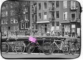 Laptophoes 13 inch - Amsterdamse grachten met roze fietskrat - Laptop sleeve - Binnenmaat 32x22,5 cm - Zwarte achterkant