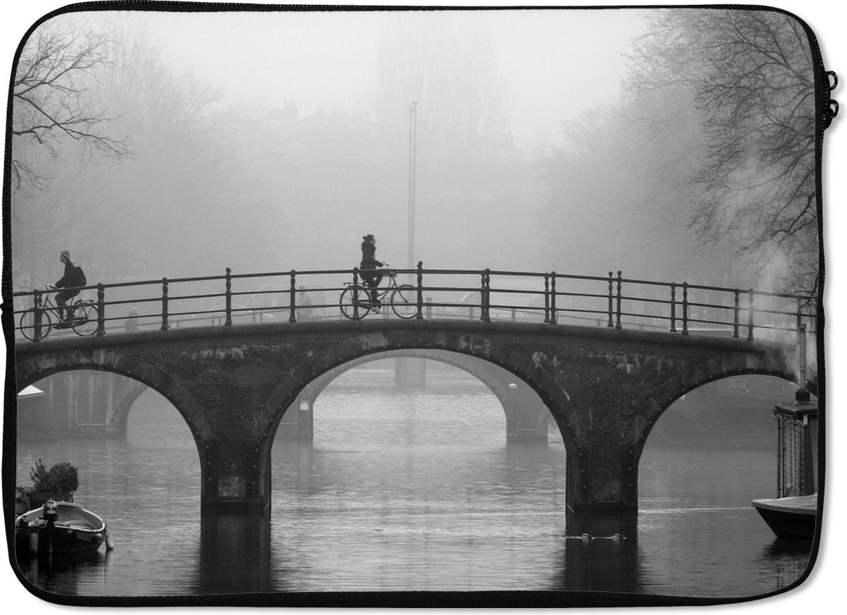 Laptophoes 14 inch - Amsterdamse brug in de mist Machu Picchu - Laptop sleeve - Binnenmaat 33x23 cm - Zwarte achterkant
