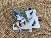 Bijtring en knisper labeldoekje. Babyspeelgoed - kraamkado - oudgroen met veren