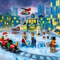 Winterse LEGO-stad met Kerstman op een trein, ijshockeyers en gebouwen. Een helikopter vliegt boven de stad.