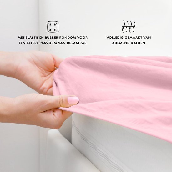 Roze hoeslaken met elastische rand voor betere pasvorm. Gemaakt van ademend katoen.