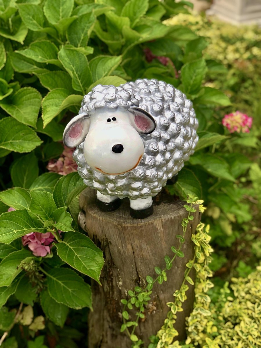Zilver schaap wol klein 34 cm hoog - polyester - polyresin - polystone - hoogkwalitatieve kunststof - decoratiefiguur - interieur - accessoire - voor binnen - voor buiten - cadeau - geschenk - tuinfiguur - tuinbeeld