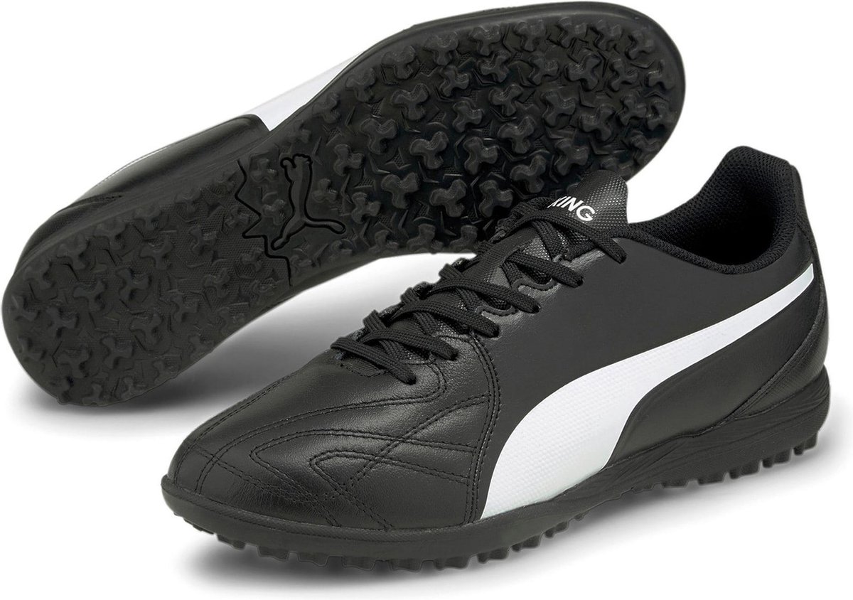 Puma King Pro 21 voetbalschoenen in zwart met witte details, maat 42.5, rubberen zool voor turf en kunstgras.