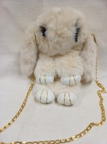 Leuke knuffel in imitatie konijnenbont, 3 in 1 knuffel+handtas+rugzak: dier is konijn kleur is creme wit!