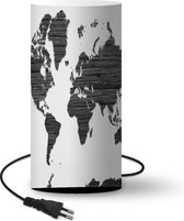 Lamp Wereldkaart van donker hout met horizontale groeven op rozige achtergrond - zwart wit - 33 cm hoog - Ø16 cm - Inclusief LED lamp