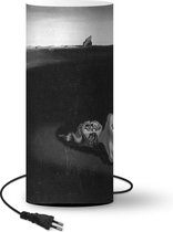 Lamp Vrouw slaapt in een landschap - schilderij van Salvador Dalí - zwart wit - 33 cm hoog - Ø14 cm - Inclusief LED lamp