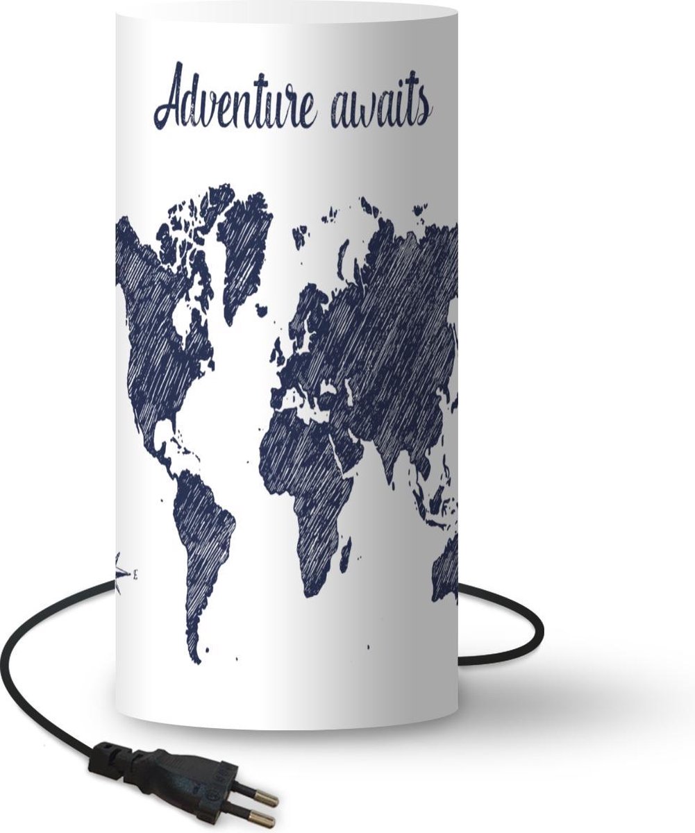 Lamp - Nachtlampje - Tafellamp slaapkamer - Wereldkaart - Blauw - Quote - 33 cm hoog - Ø15.9 cm - Inclusief LED lamp