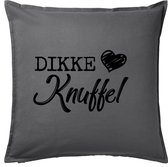 Antraciet sierkussen met "Dikke knuffel" - 50 x 50 cm - lief, liefde, sterkte, opkikkertje, verjaardag, moederdag, vaderdag, valentijnsdag