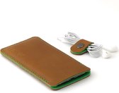 Coque iPhone 13 mini en cuir JACCET - Cuir couleur Cognac avec feutre de laine vert - Fabriqué à la main aux Nederland