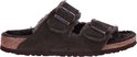 Zijaanzicht van donkerbruine Birkenstock Arizona pantoffels met lammenvacht voering.
