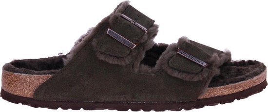 Zijaanzicht van donkerbruine Birkenstock Arizona pantoffels met lammenvacht voering.