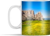 Mok - Een pad loopt door de Alpe di Siusi in Italië - 350 ml - Beker