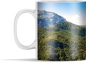 Mok - Strakblauwe hemel boven de golvende bergen in het nationaal park Sutjeska van Bosnië-Herzegovina - 350 ml - Beker