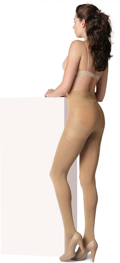 Model met huidkleurige corrigerende panty met verstevigde tailleband en panty-effect.
