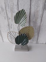 Ornament op voet - metaal - Tropical leaves groen - Metalen decoratie object - woonkamer - binnen - vensterbank-decoratie - 50 CM