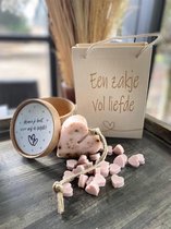 Houten tasje met de tekst Een zakje vol liefde met daarin roze minizeepjes + Hartzeep in doosje (mama je bent de liefste) / moederdag