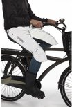 Man op fiets met reflecterende, grijze beenstukken die de knieën tot halverwege het onderbeen bedekken.
