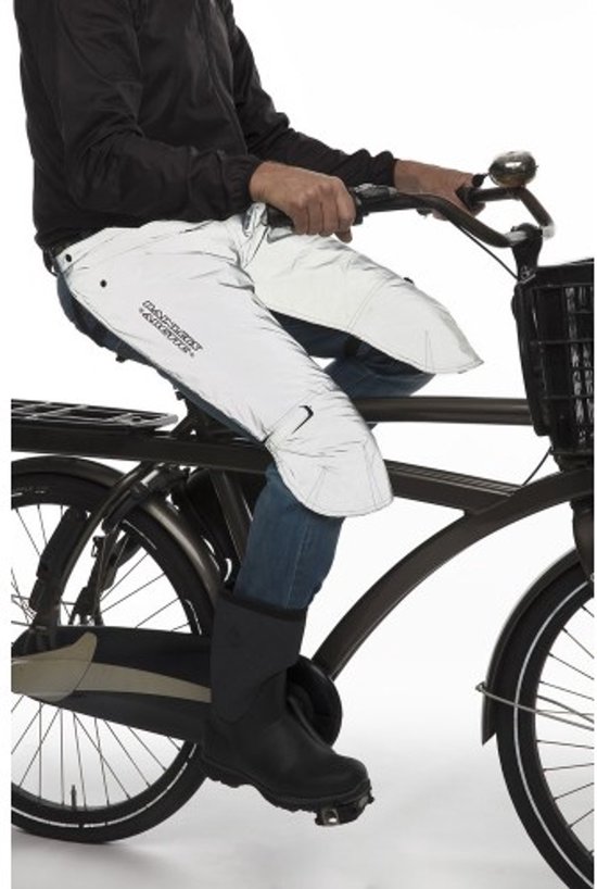 Man op fiets met reflecterende, grijze beenstukken die de knieën tot halverwege het onderbeen bedekken.
