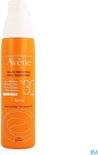 Oranje Avène spuitfles met 'HAUTE PROTECTION HIGH PROTECTION' en SPF 30.